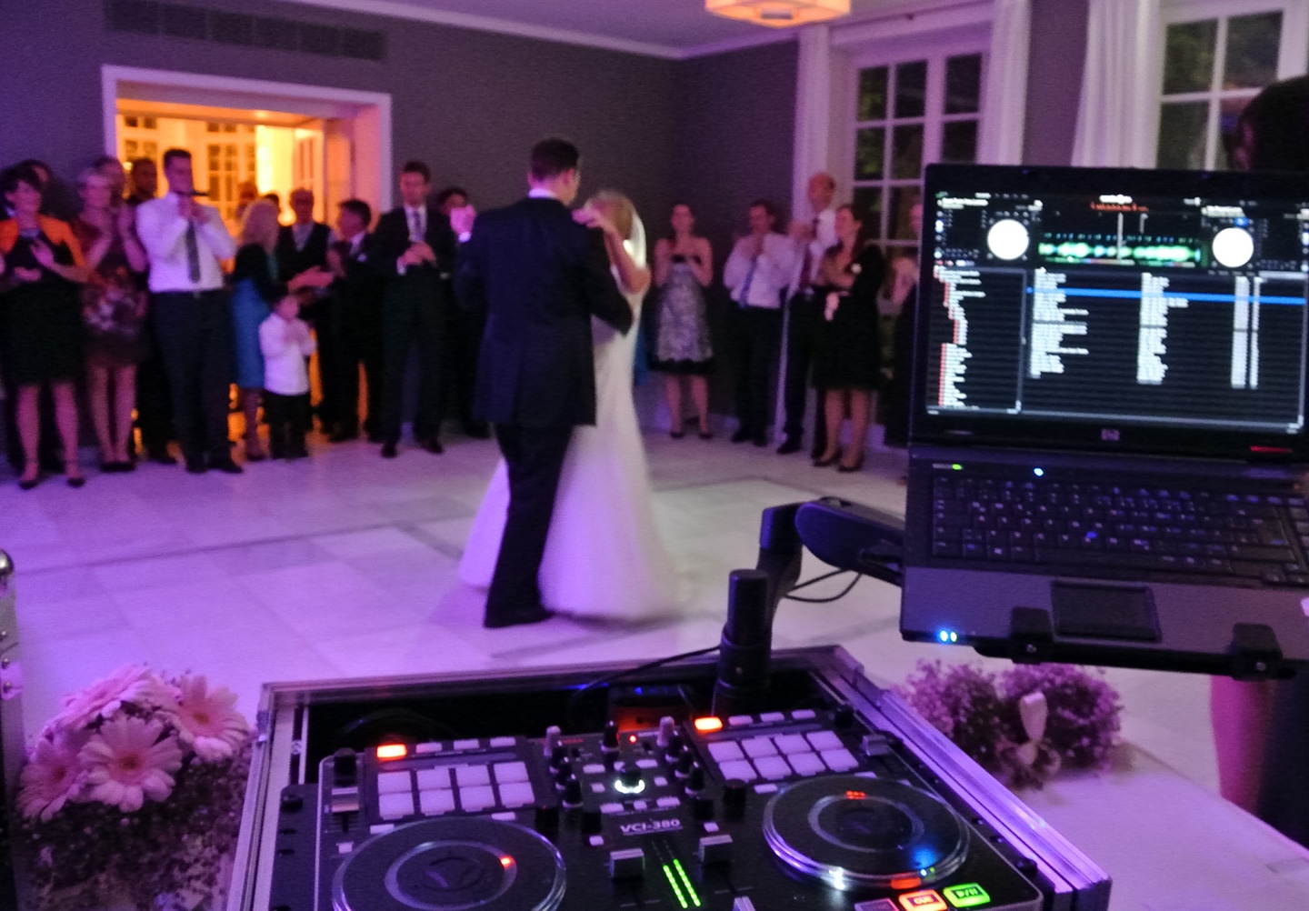 Finden Sie Ihren perfekten Partner: Wählen Sie den richtigen Hochzeits-DJ für Ihren Stil