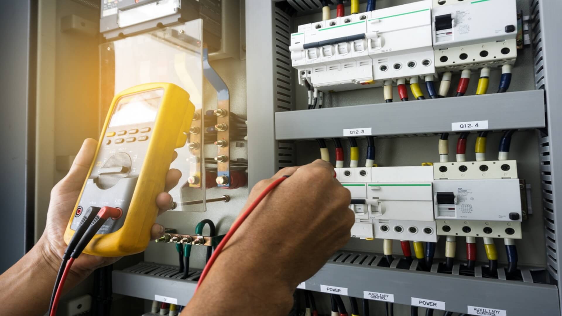 DGUV V3 Prüfung: So finden Sie einen zertifizierten Prüfer