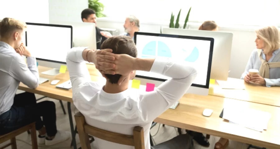 Smarte Überwachungsstrategien: Wie Künstliche Intelligenz die Kontrolle der Mitarbeiter revolutioniert