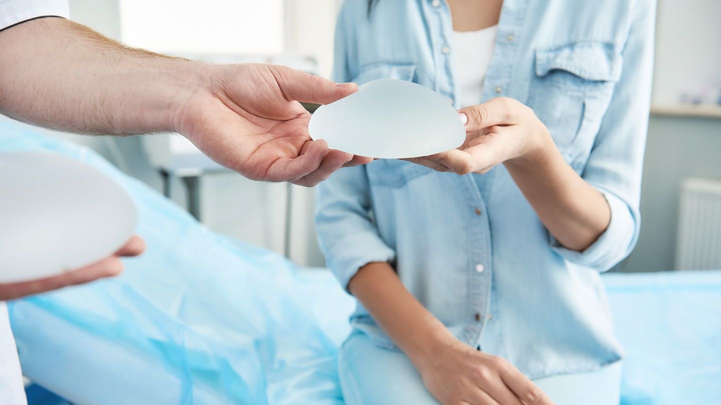 Brustvergrößerung mit Eigenfett und Liposuktion: Ihr Experte in Bochum