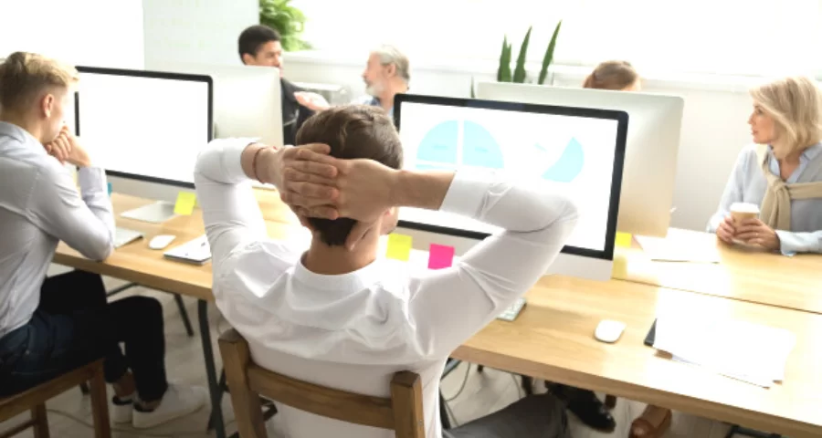 Smarte Überwachungsstrategien: Wie Künstliche Intelligenz die Kontrolle der Mitarbeiter revolutioniert