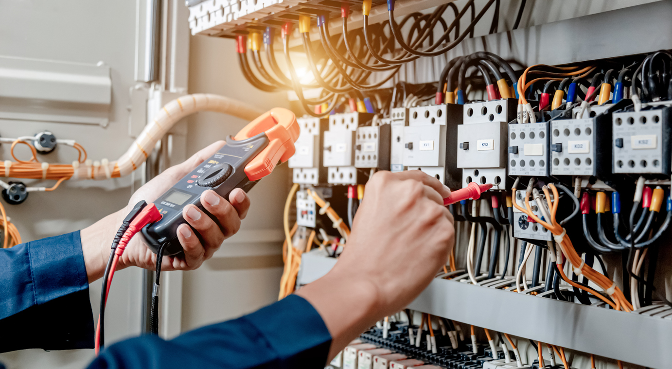 Prüfung elektrischer Anlagen: So minimieren Sie Ausfallzeiten und Störungen