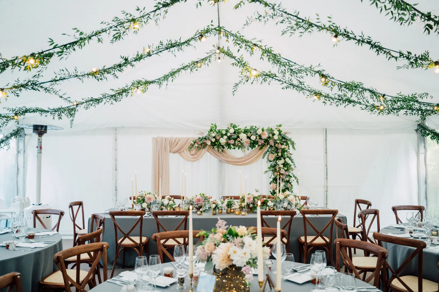 Romantik im Zelt: Hochzeitsträume wahr werden lassen durch Zeltvermietung